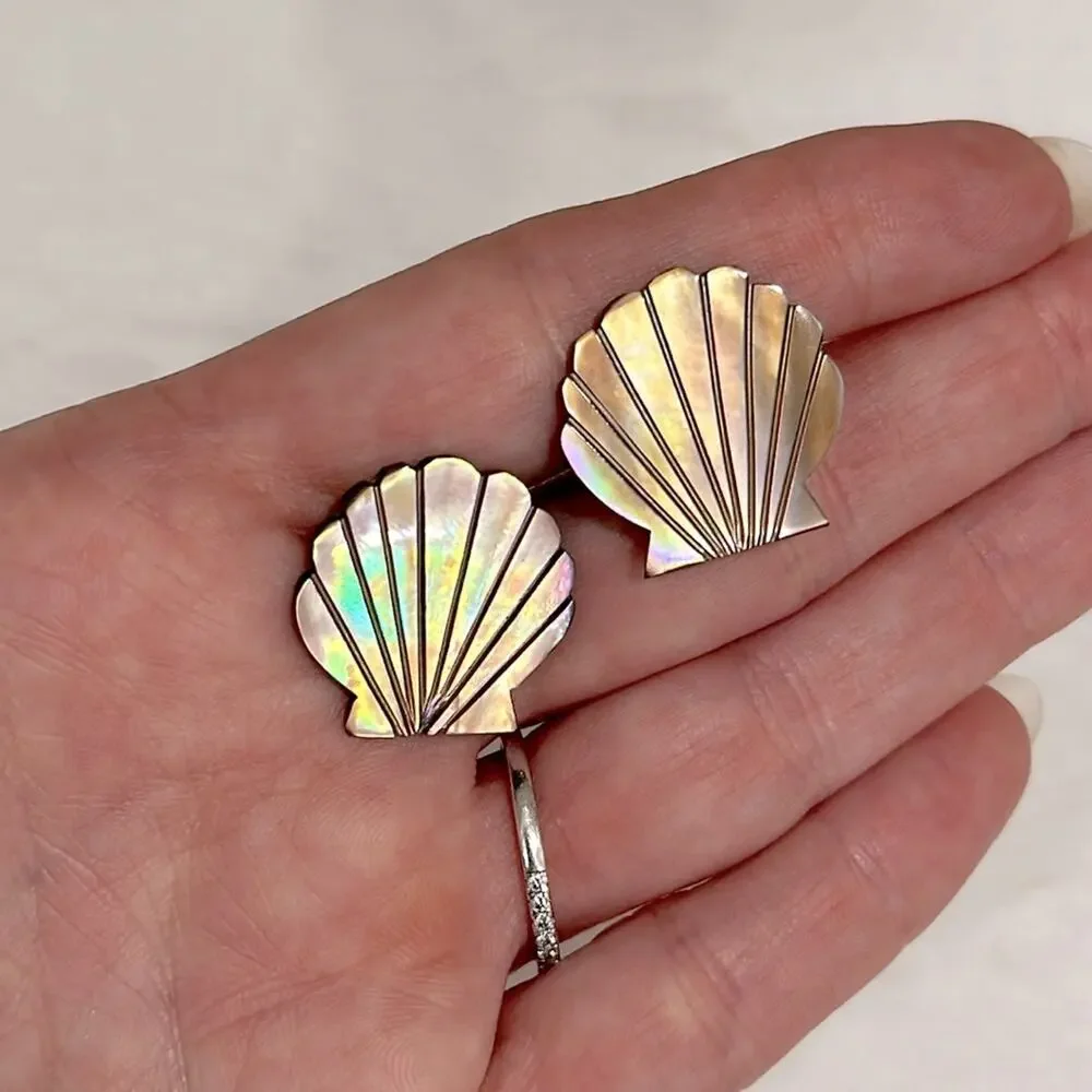 Vintage Mother of Pearl Clam Shell Stud Earrings .75” Mermaidcore Coastal Beach